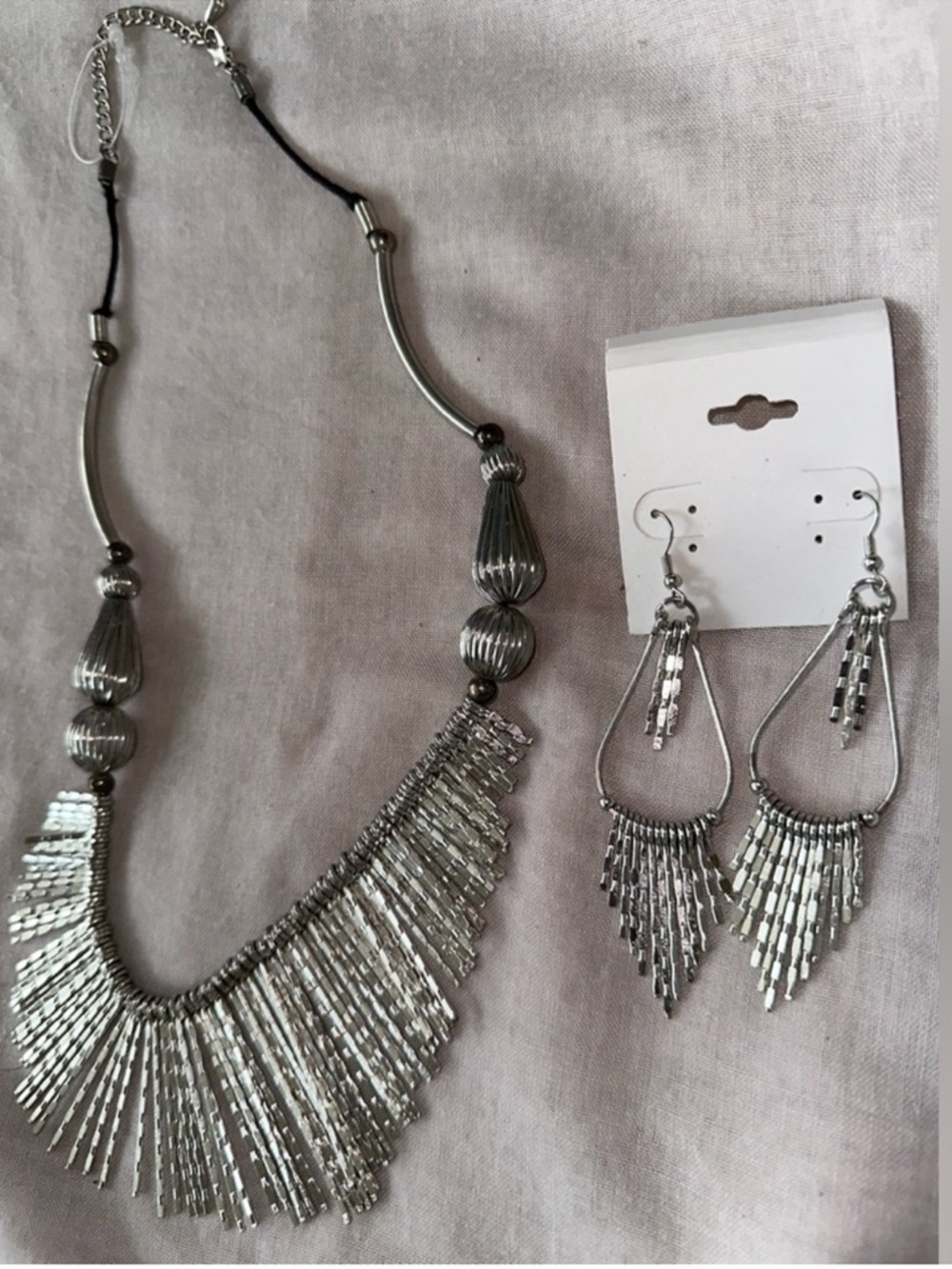 Elegant silver necklace and earring set